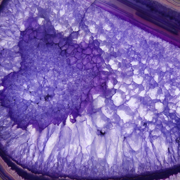 Brasiliansk lila agatplakett: Dekorativt föremål