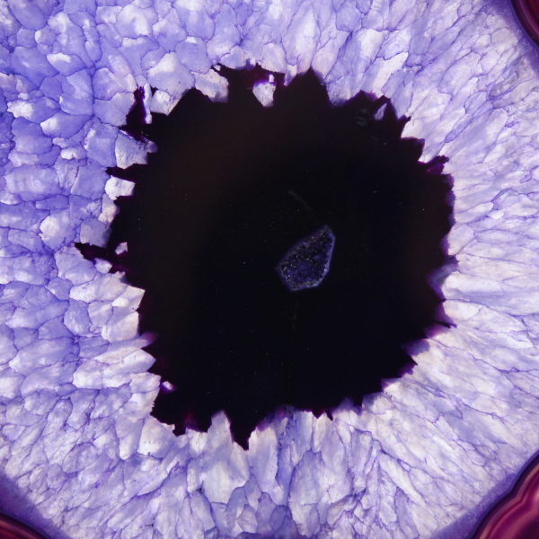 Brasiliansk agat: Skiva av mineralfärgad lila