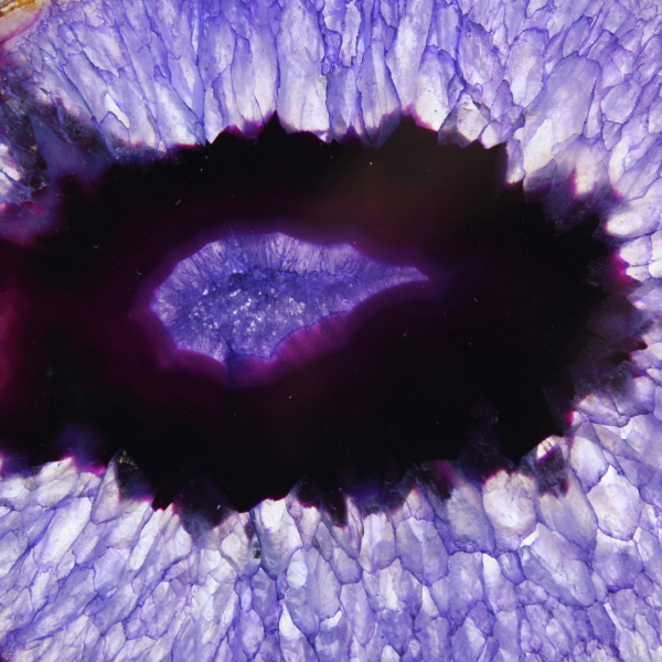 Liten dekorativ skiva av brasiliansk lila agat