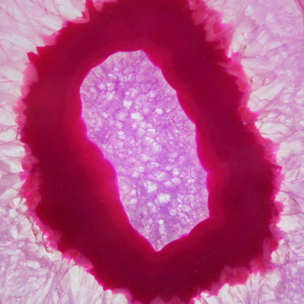 Sektion av polerad, färgad rosa agat