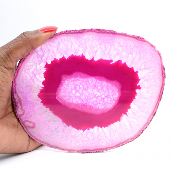 Sektion av polerad, färgad rosa agat