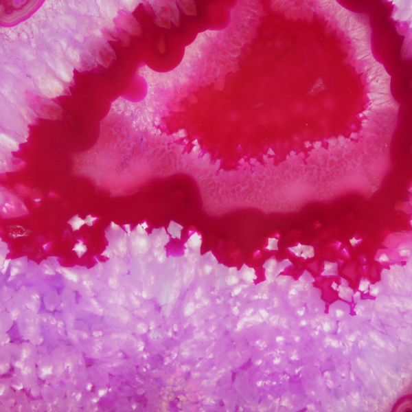 Polerad skiva av rosafärgad agat