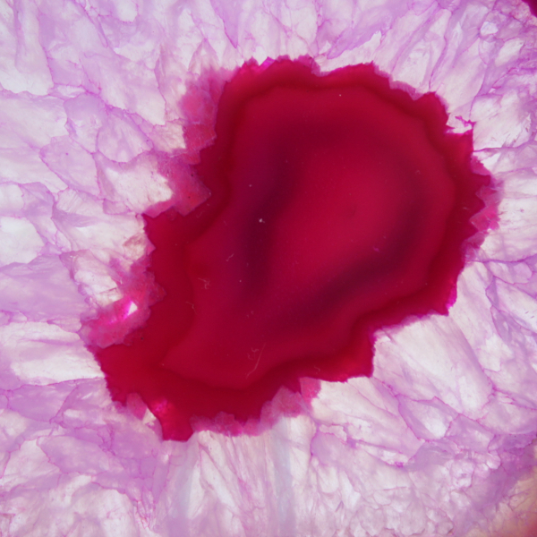 Dekorativ skiva av rosafärgad agat