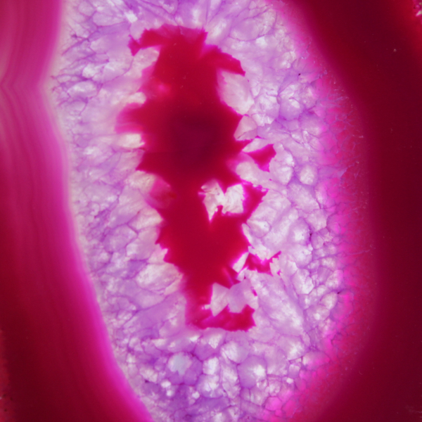 Polerad skiva av färgad rosa agat