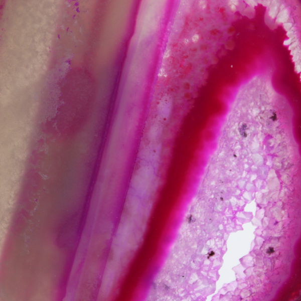 Polerad rosafärgad skivad agat