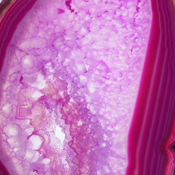 Dekorativ skiva av färgad rosa agat