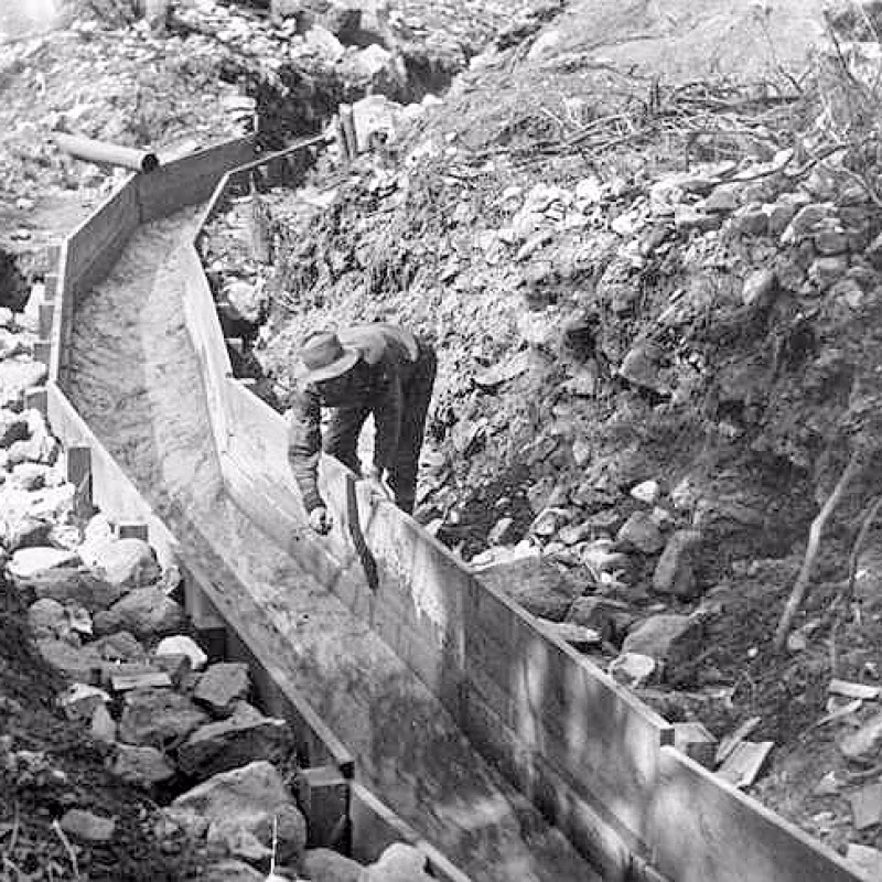 Historien om guldrushen i USA Wooden gold sluice in California between 1890 and 1915