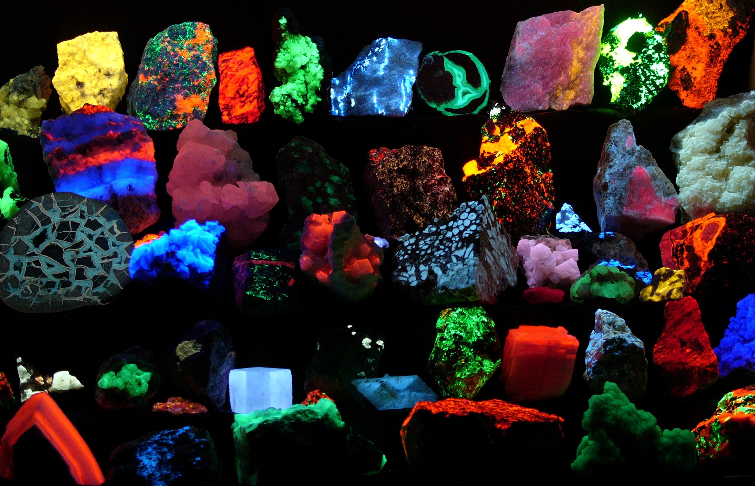 Fluorescerande mineraler: När stenar lyser i mörkret