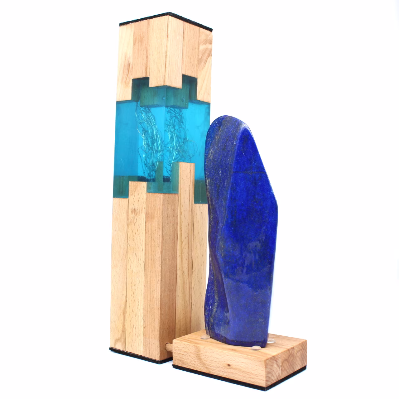 Lampa i trä och harts med stor lapis lazuli -sten