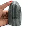 Grön jaspisstrimmig polerad form - 1