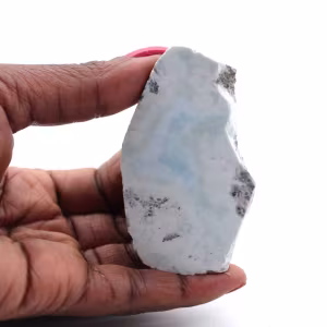Halvpolerad larimar plakett