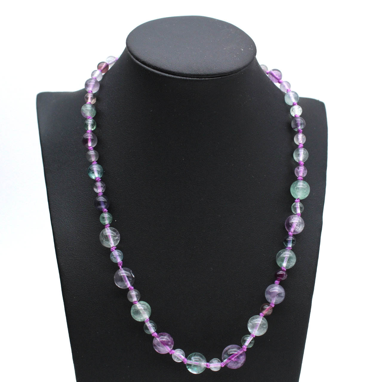 Halsband av fluoritsten