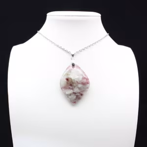 Lövhänge med rosa turmalin