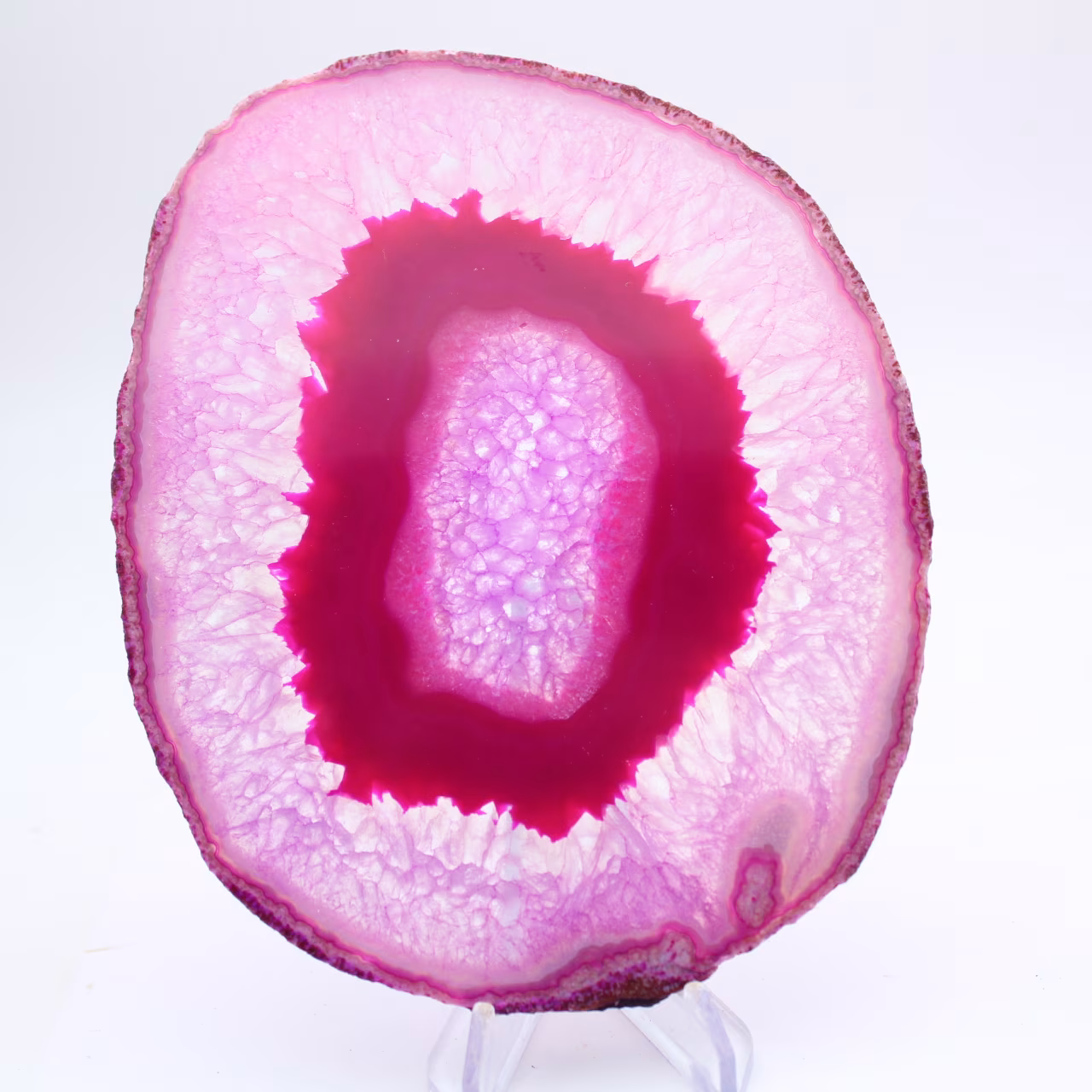 Sektion av polerad, färgad rosa agat