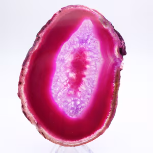 Polerad skiva av färgad rosa agat