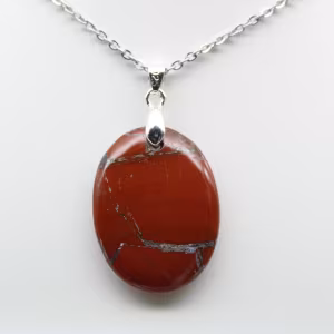 Halsband med rött jaspishänge