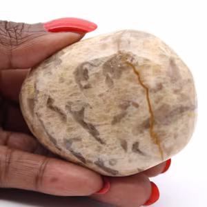 Madagaskisk fältspat – Naturlig sten på 135 gram