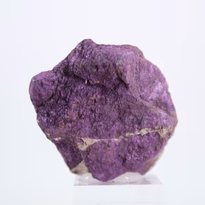 Rå purpurit från Portugal på sockel – Mineralspecimen