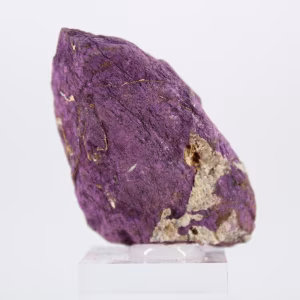 Rå purpurit från Portugal – Mineralogiskt specimen på sockel