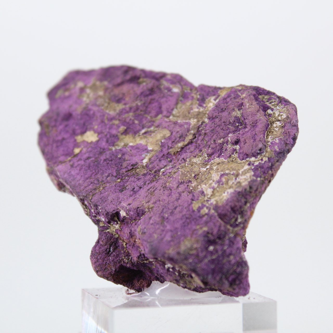 Naturlig portugisisk purpurit på sockel – Rått mineral