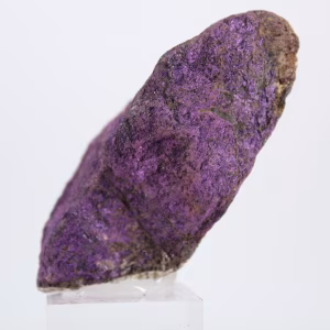 Rå purpurit från Portugal på sockel – Mineralogisk samling
