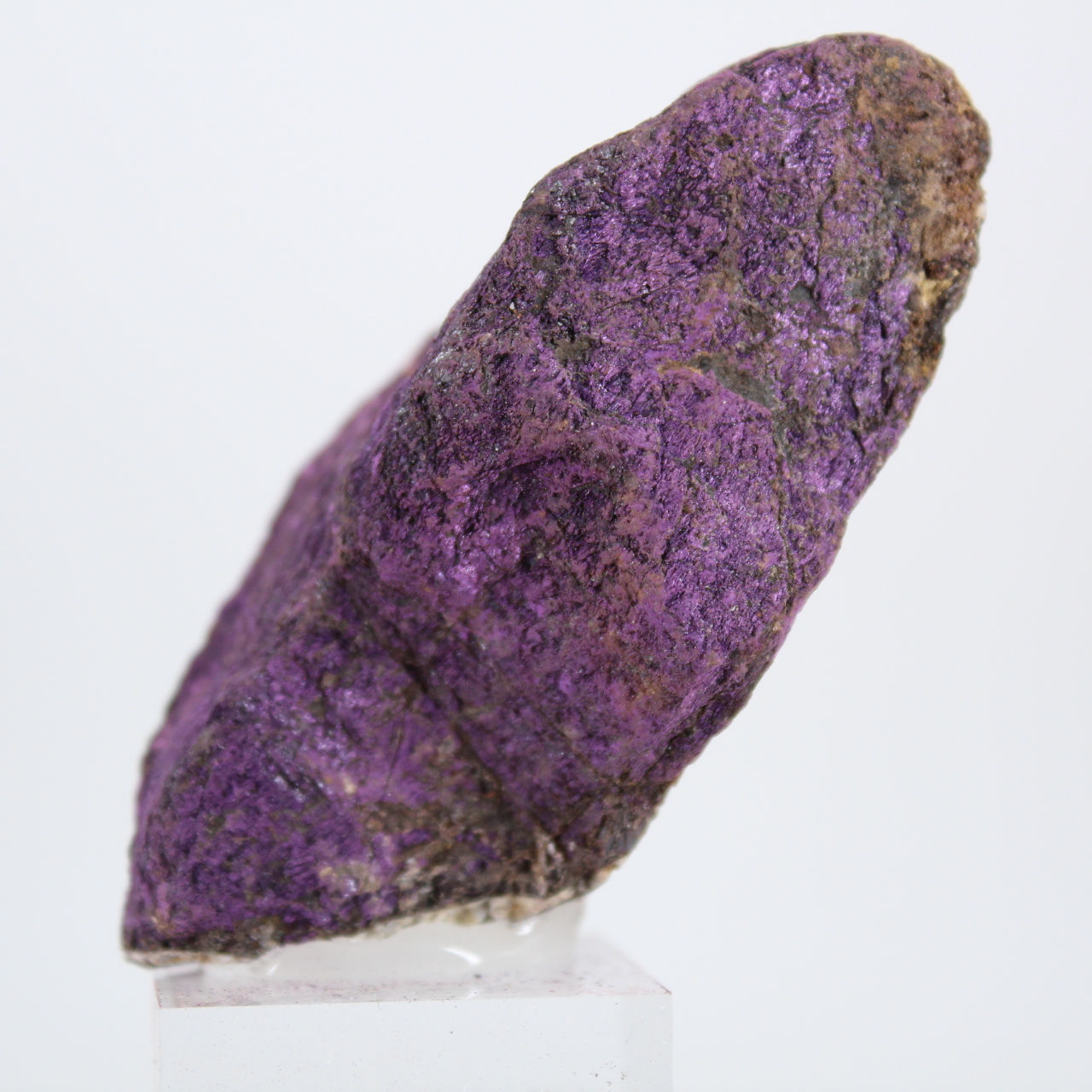 Rå purpurit från Portugal på sockel – Mineralogisk samling