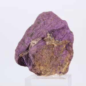 Rå portugisisk purpurit på sockel – Mineralogiskt föremål