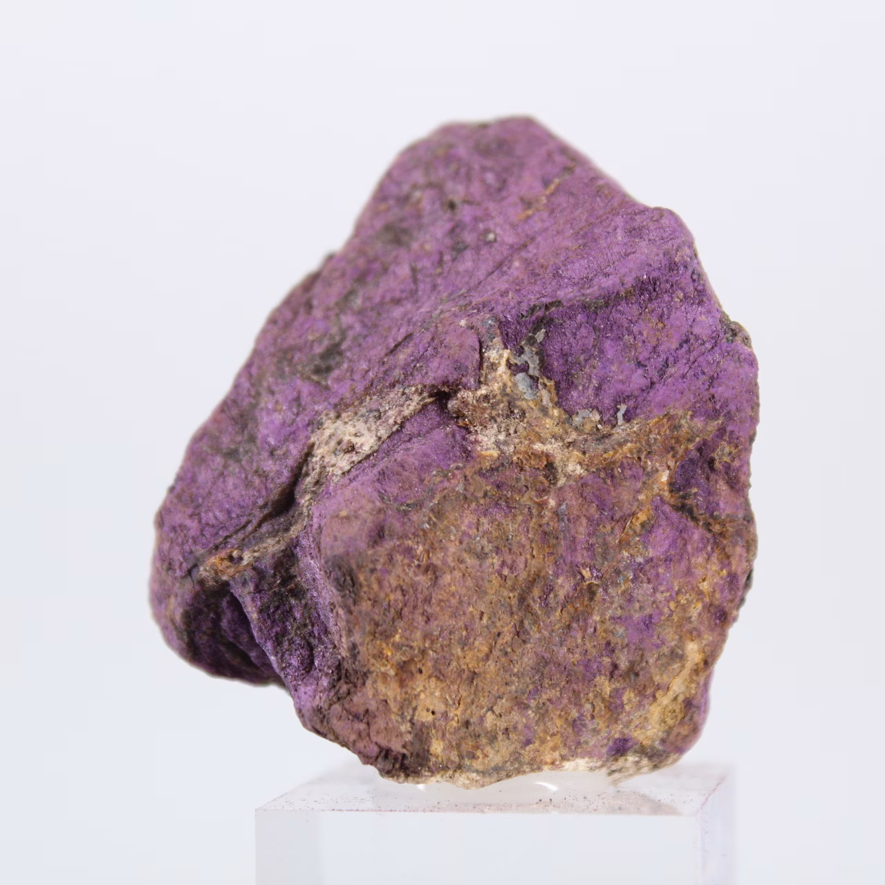 Rå portugisisk purpurit på sockel – Mineralogiskt föremål